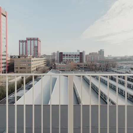 Gohost - Modern And Bright With Terrace And Balcony アパート