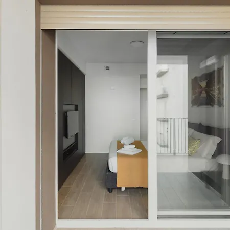 Gohost - Modern And Bright With Terrace And Balcony